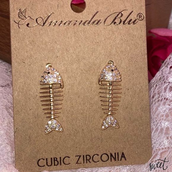 18kt Gold Fish Bone Dangly Earrings - Picture 4 of 6